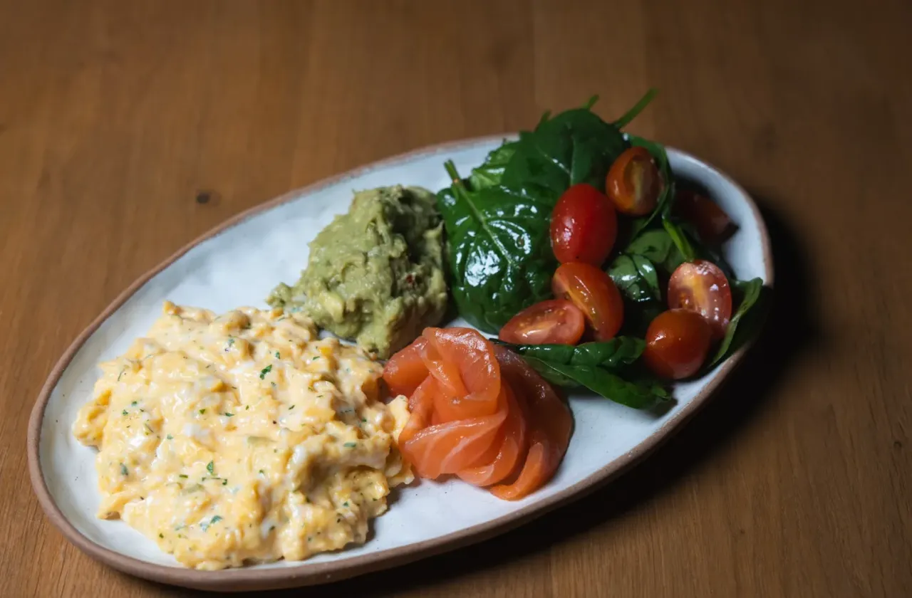 Scramble z guacamole i sałatką z łososiem