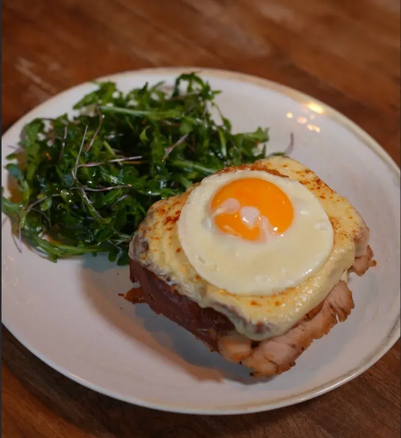 Croque Madame z indykiem sous-vide