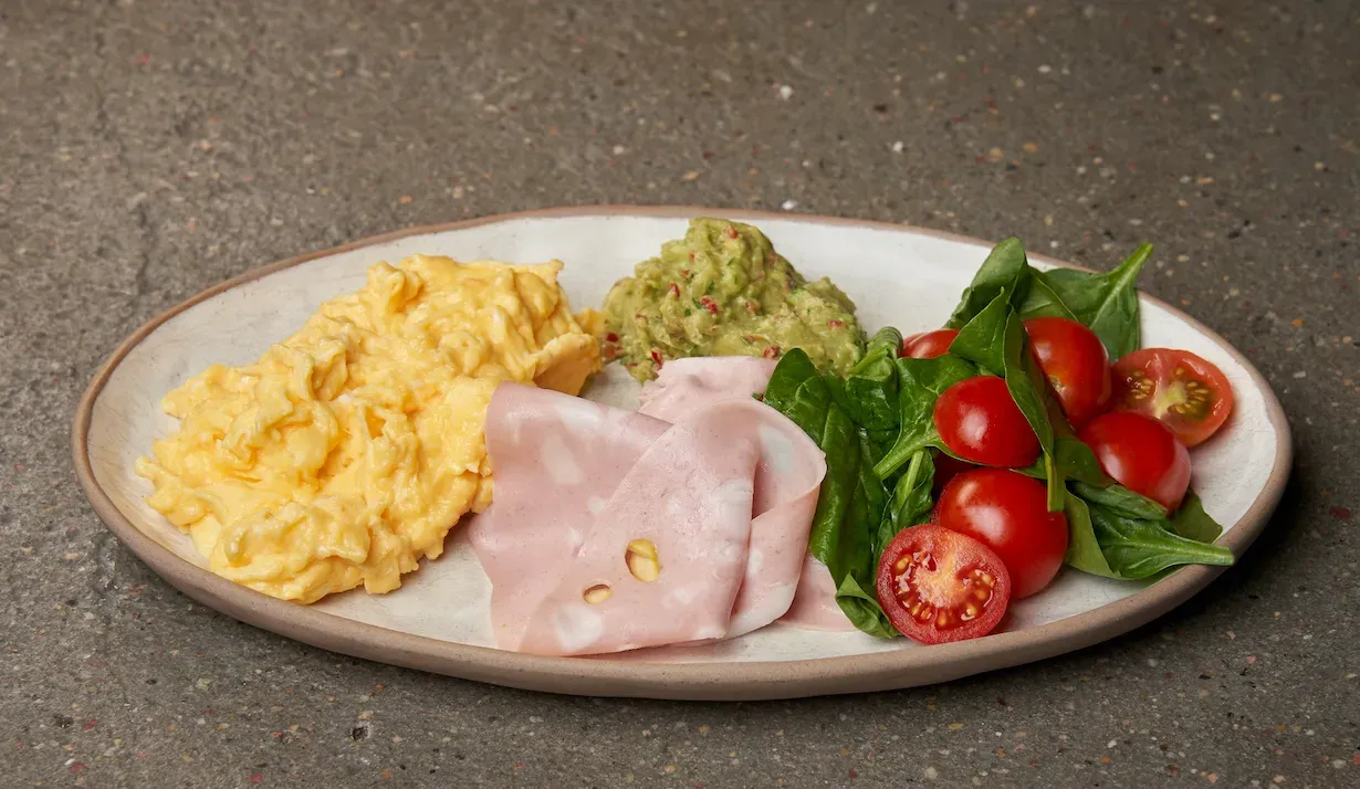 Scramble z guacamole i sałatką z mortadela