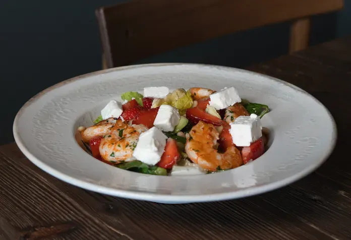 Sałatka z krewetkami, truskawką i feta