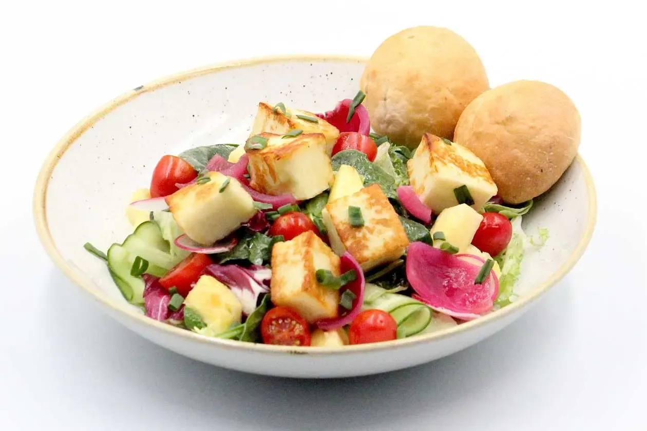 Sałatka z Grillowanym Halloumi i dressingiem jogurtowym