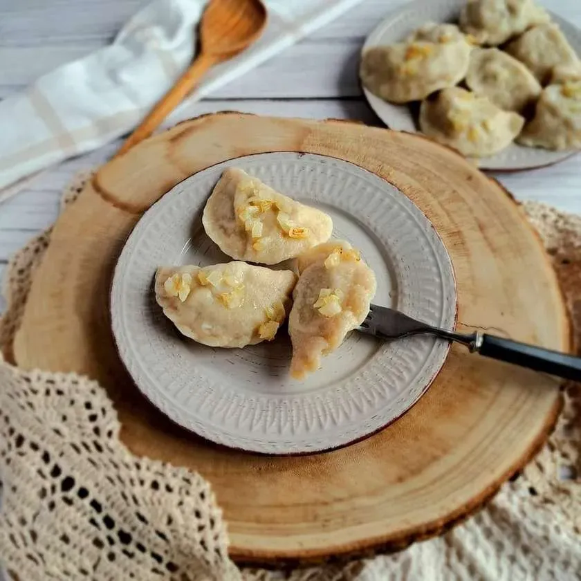 Pierogi z kapustą i pieczarkami xxl 8szt + okrasa + napój.