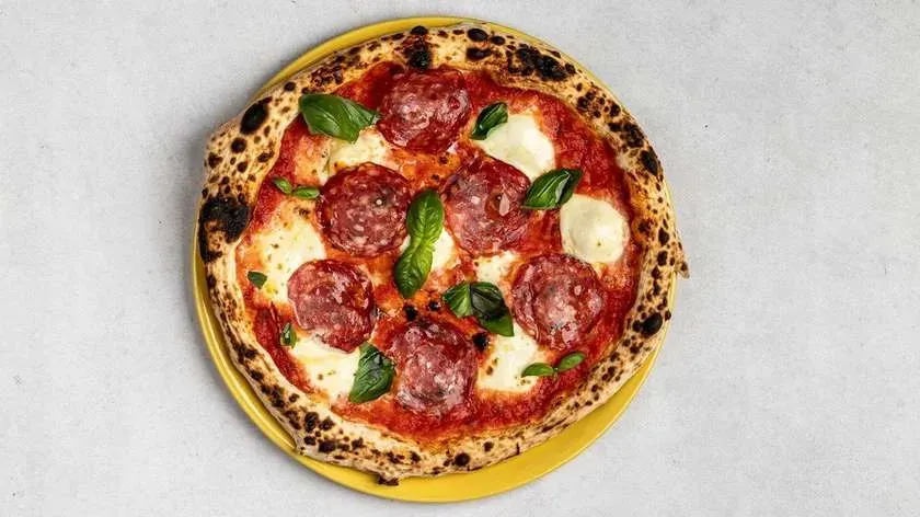 Pizza salame napoli