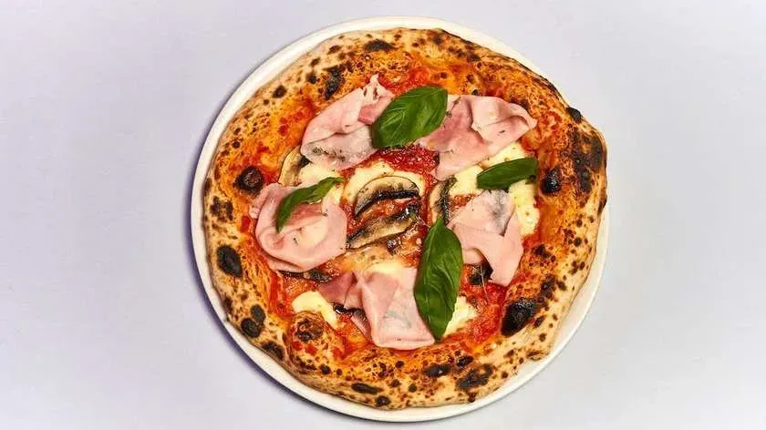 Pizza funghi a prosciutto cotto