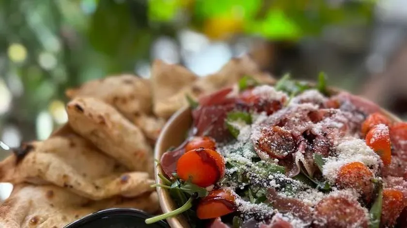 Sałatka crudo + focaccia