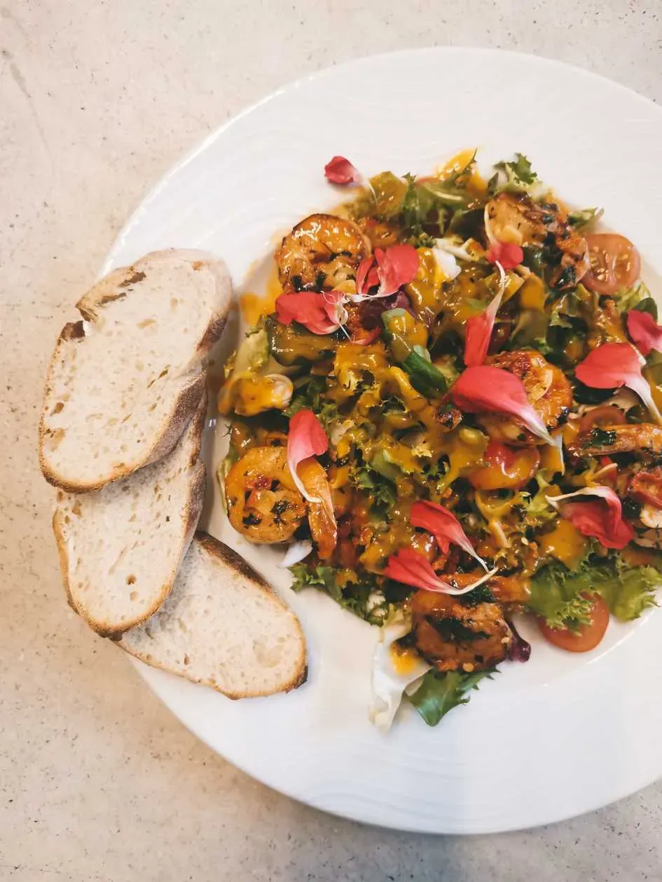 INSALATA CON GAMBERI E MANGO