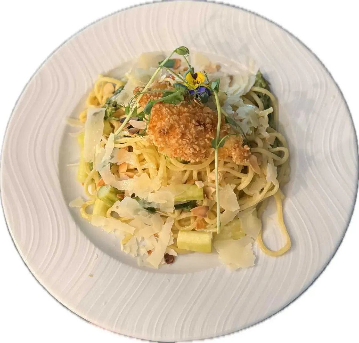 SPAGHETTI ZE SZPARAGAMI I JAJKIEM POCHE W PANKO