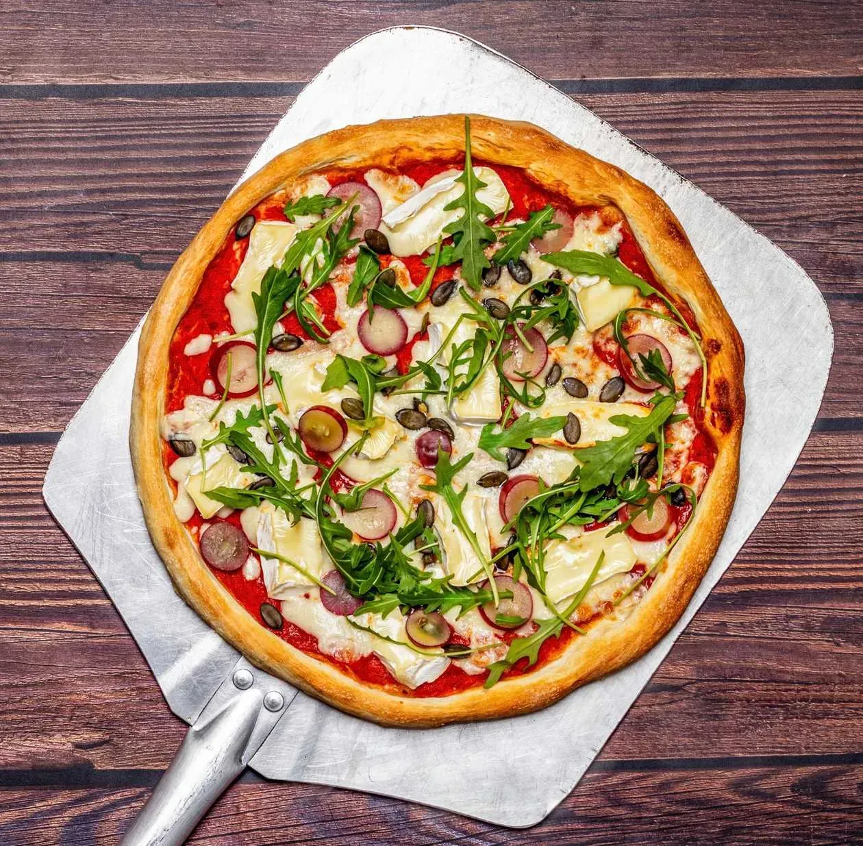 Pizza Camembert con Uva