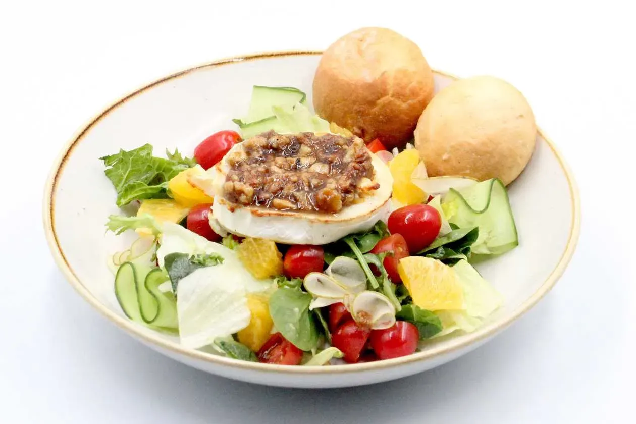 Salad with grilled goat cheese and vinegrette sauce