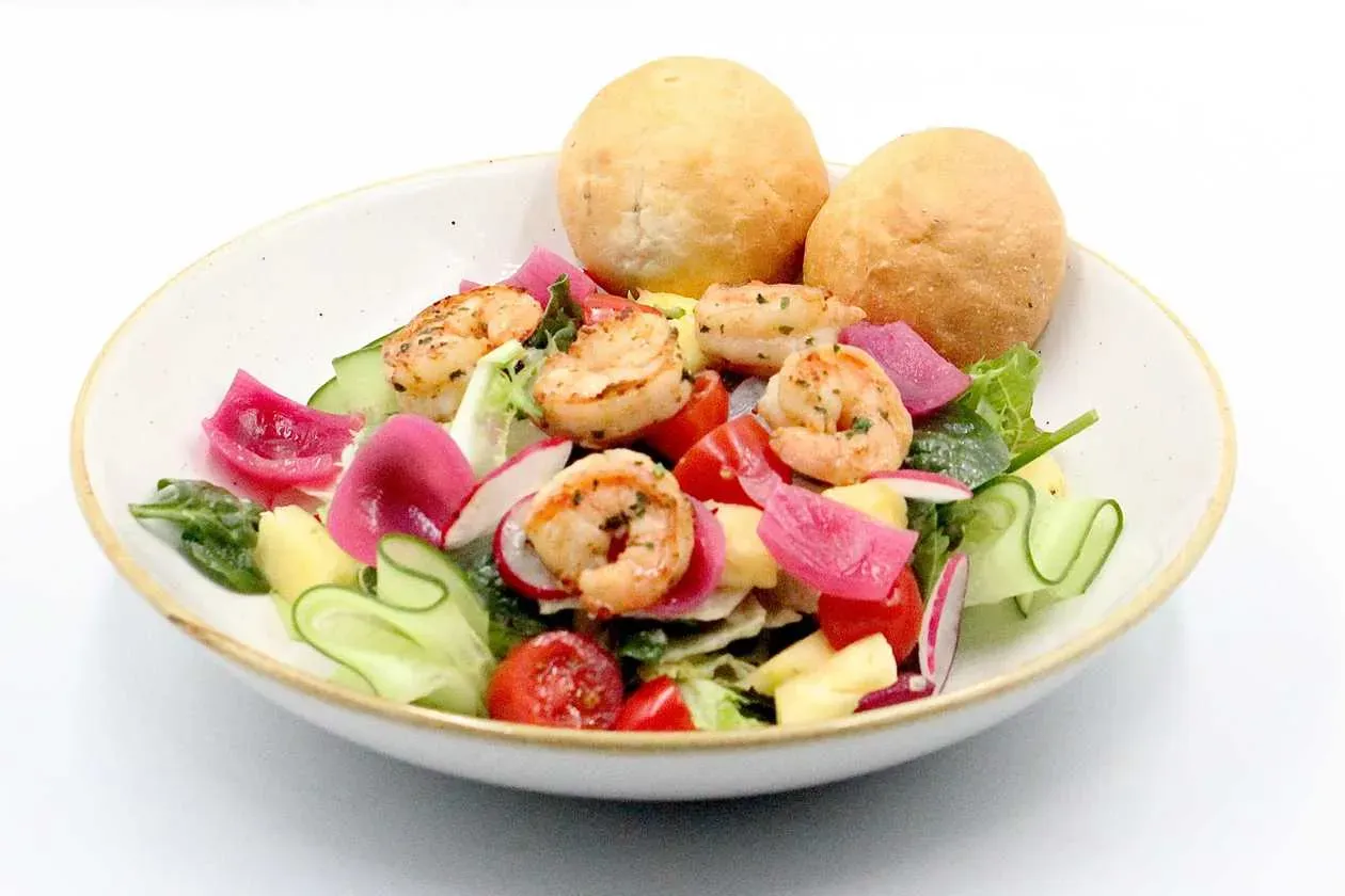 Salad with grilled shrimps and yogurt dressing