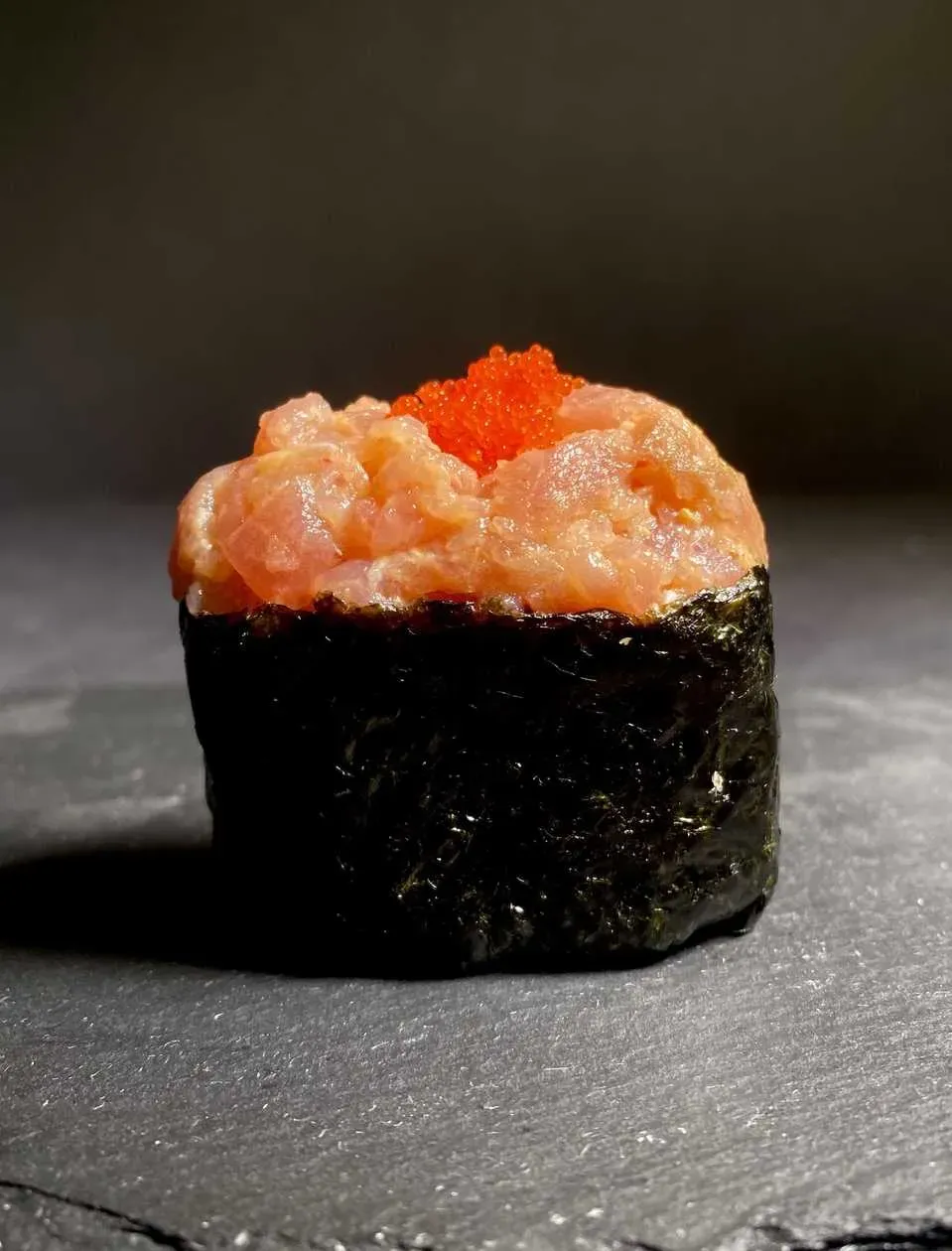 Gunkan z Tuńczykiem i Tobiko (2 sztuki)