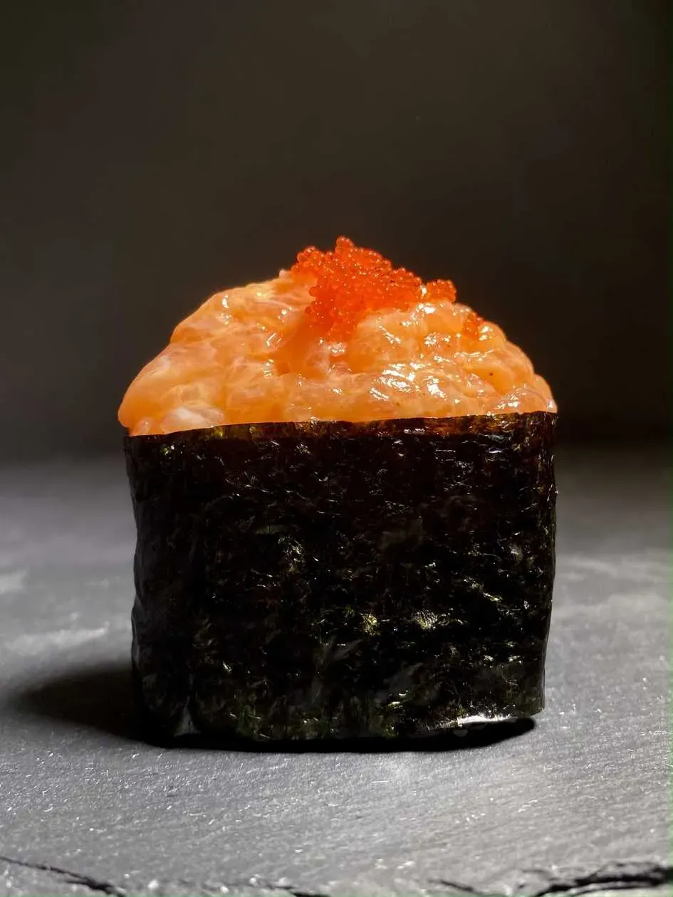 Gunkan z Łososiem i Tobiko (2 sztuki)