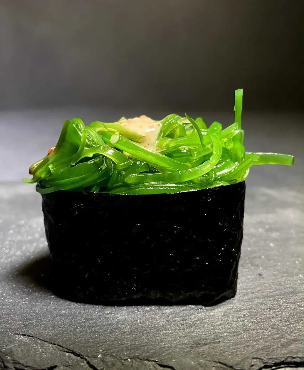 Gunkan z Wakame (2 sztuki)