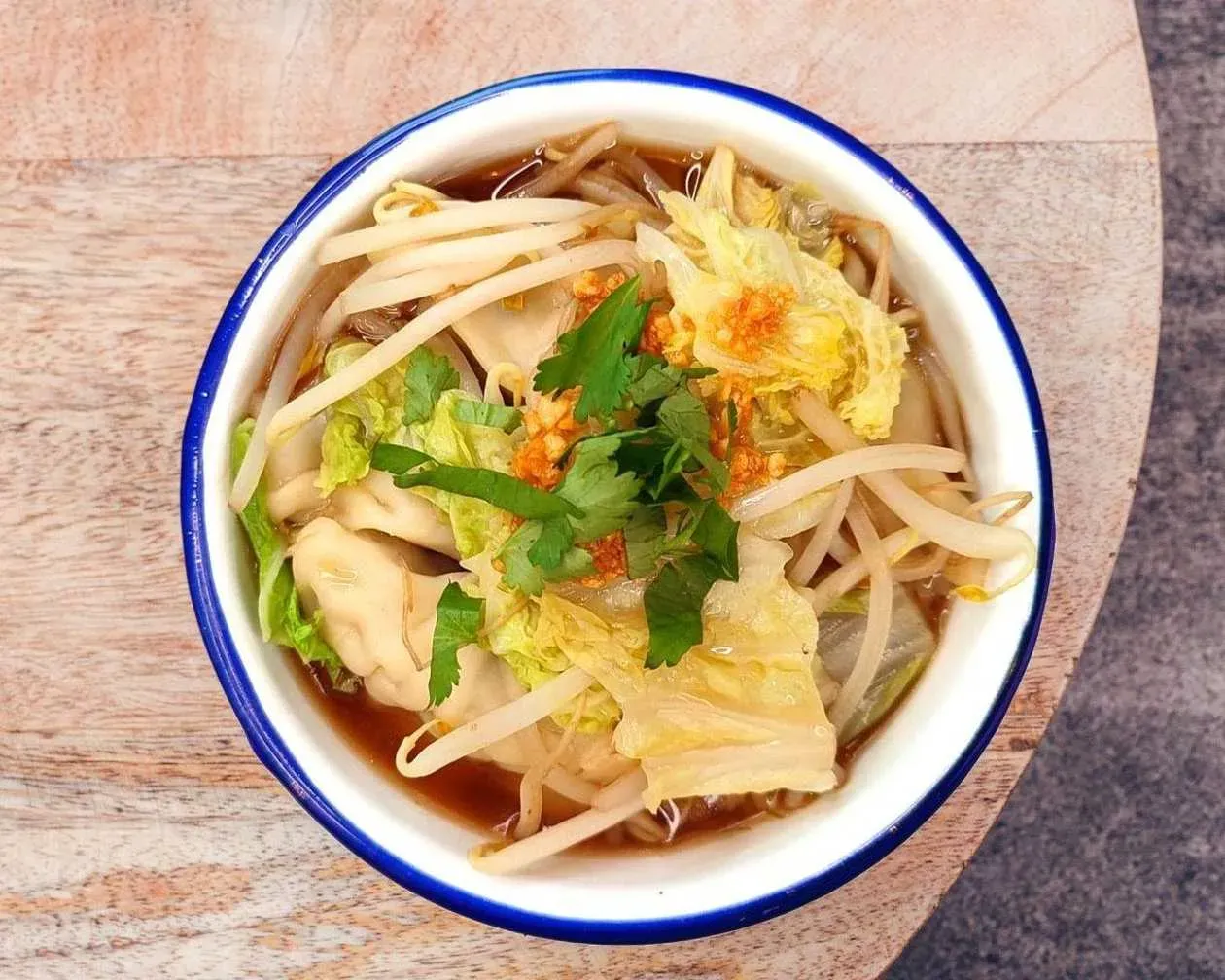 Won ton tajska zupa z pierożkami z kurczakiem