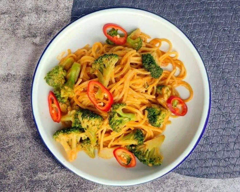 NOODLE CURRY z brokułami