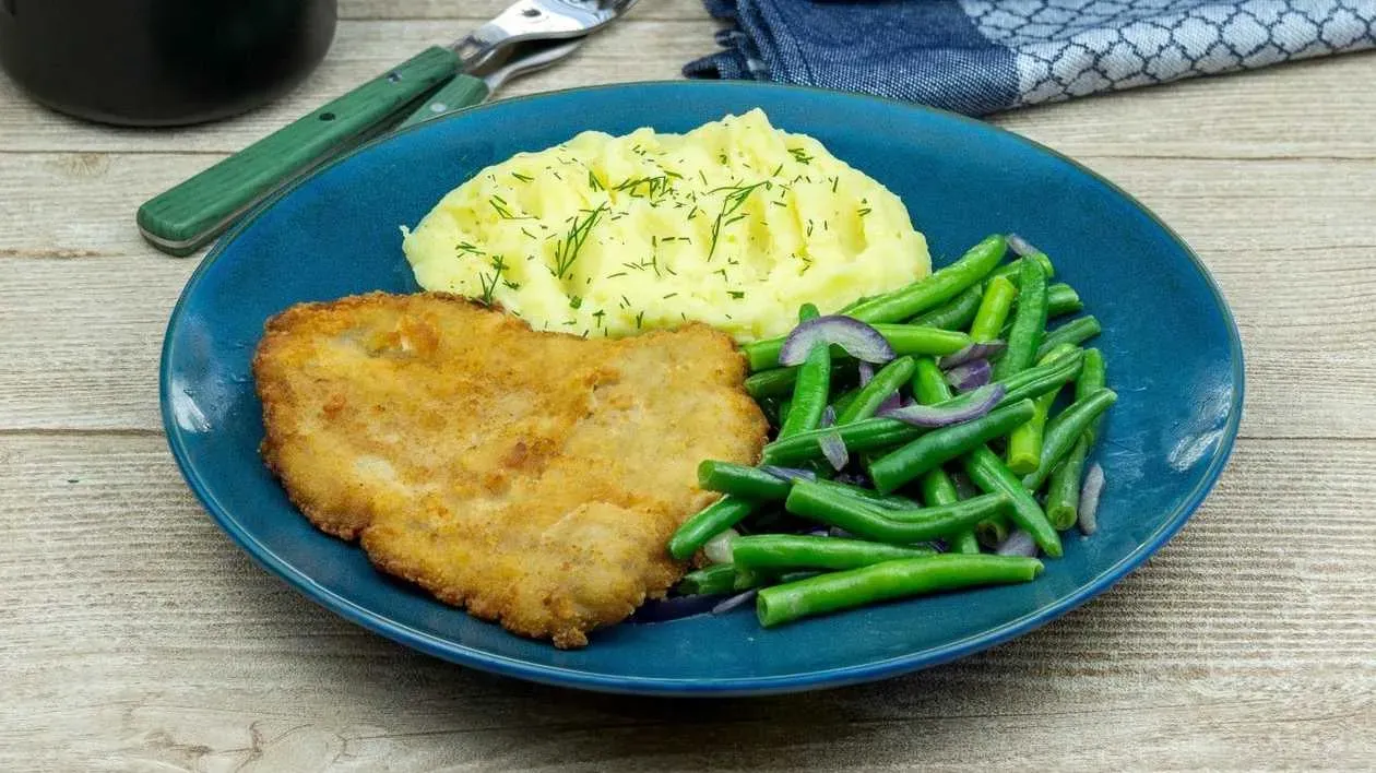 Kotlet schabowy z fasolką