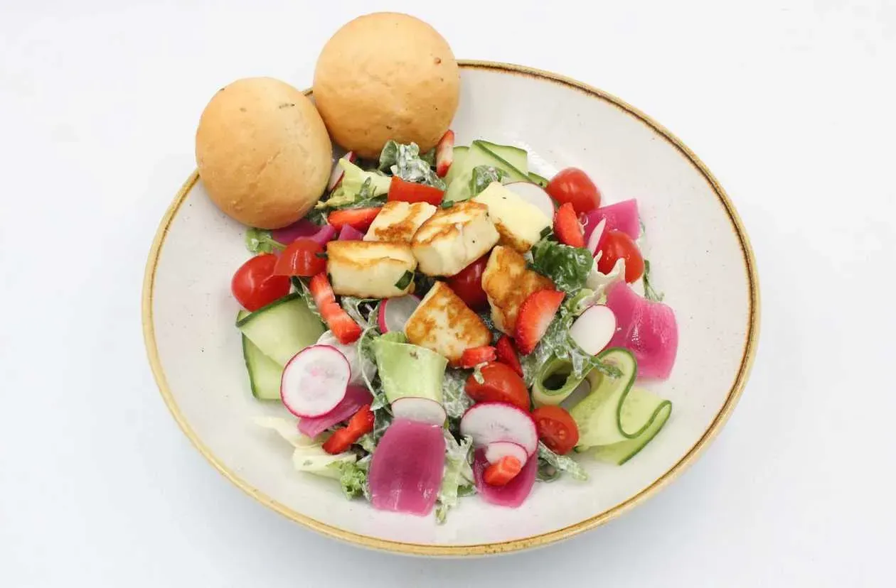 Salad with Grilled Halloumi (yoghurt dressing)