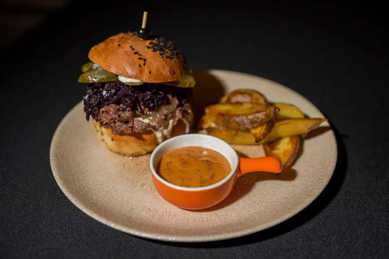 Burger z szarpaną wołowiną