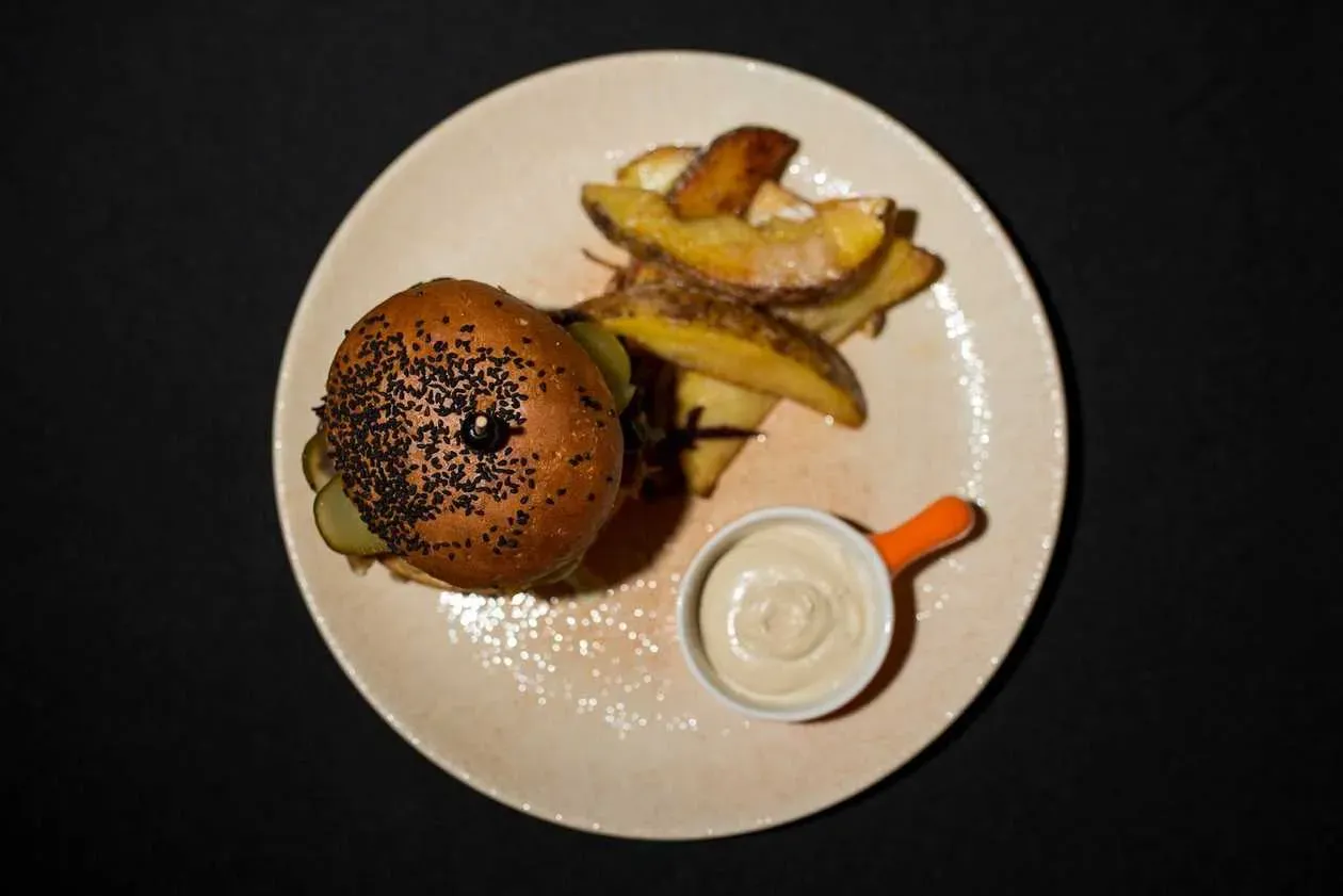 Burger z szarpanym jackfruitem ( vege )