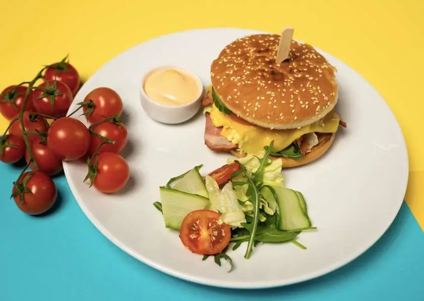 Burger śniadaniowy