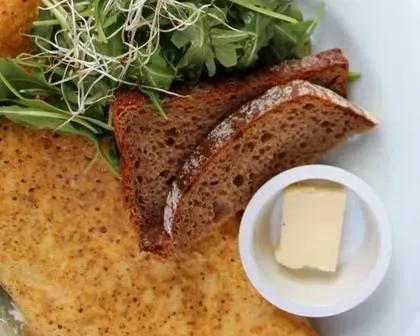 Omelet with Goat Cheese and Crispy Bacon