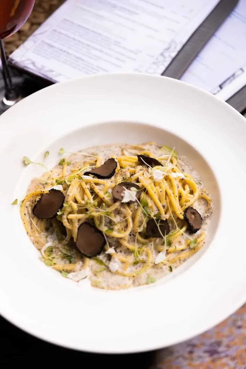 Kremowe spaghetti w sosie truflowym z carpaccio z trufli