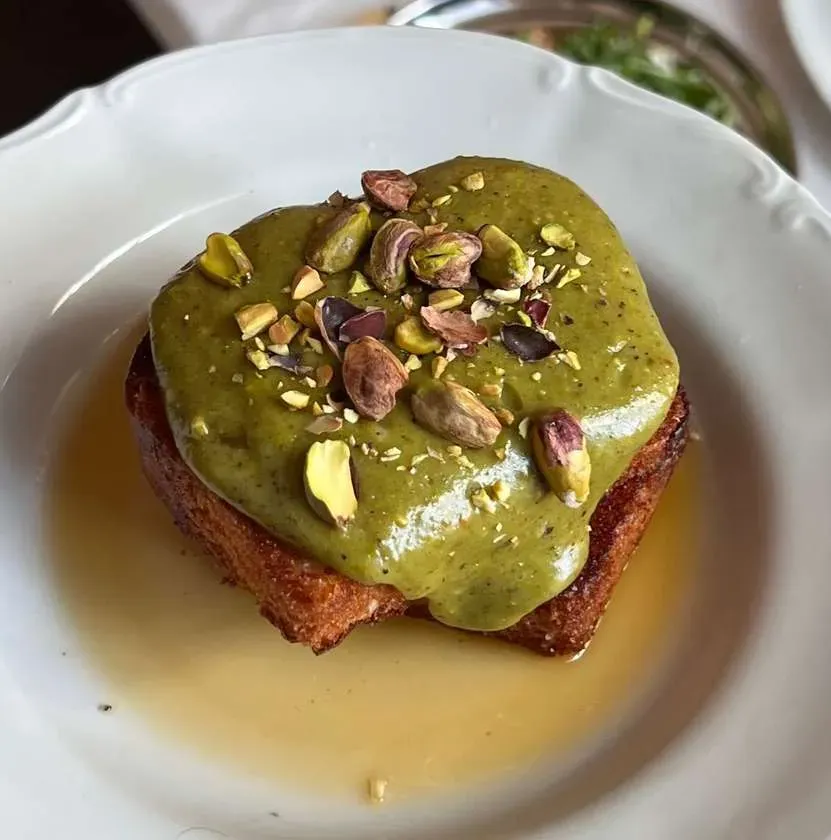 Chałka z syropem klonowym naszego wypieku, sosem na bazie masła pistacjowego i pistacjami
