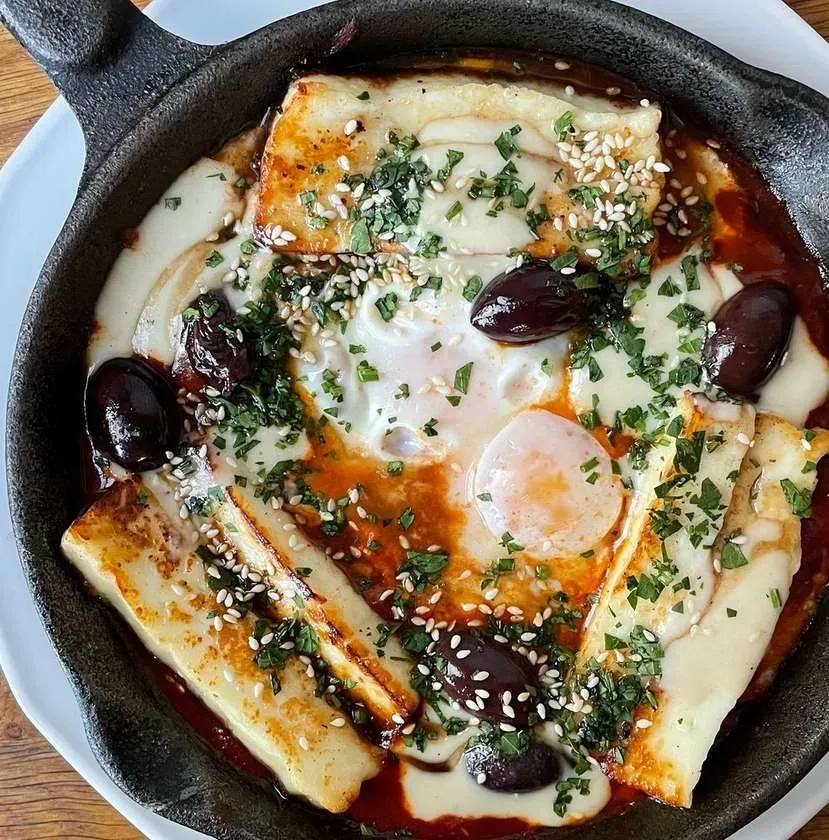Szakszuka z pieczonych pomidorów z serem halloumi/kuminu/czarnymi pieczonymi oliwkami