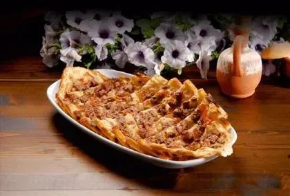 Pide with Cubed Meat with Chesee