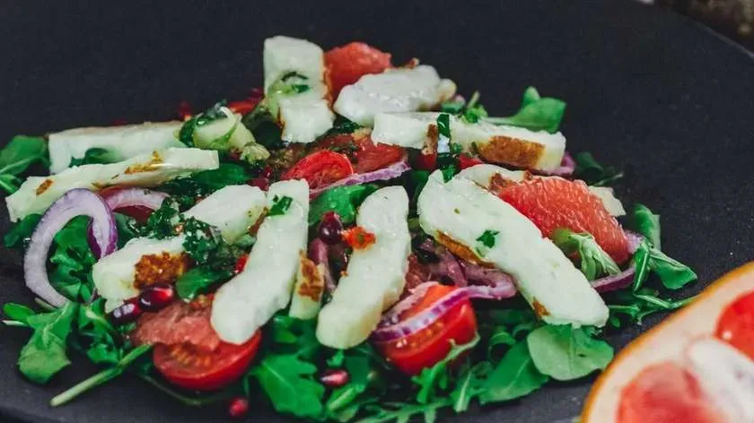 Salad with Halloumi