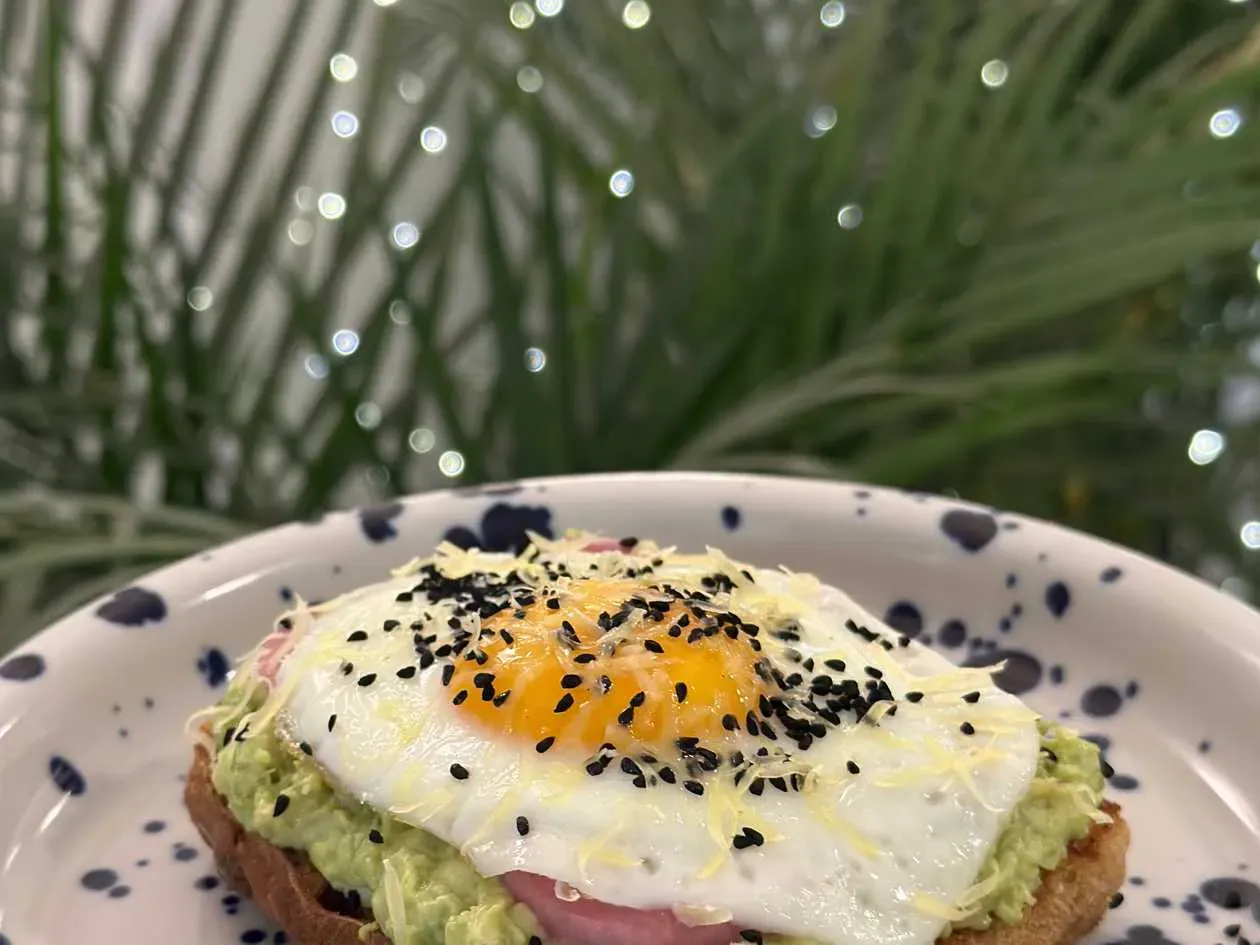 Tost z awokado i jakiem
