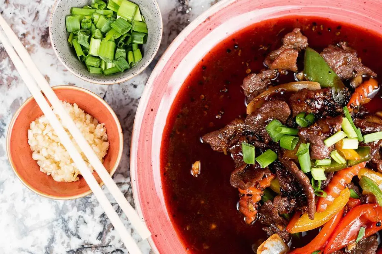 Stir Fried Beef with Vegetables (Bell Pepper, Carrots, Mushrooms, Onion) in Black Pepper Sauce