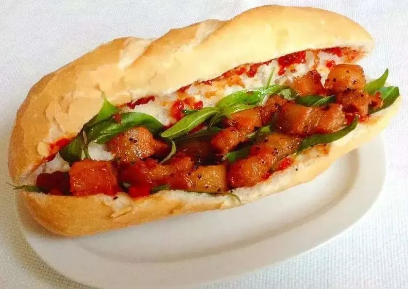 Kanapka Banh Mi z wieprzowym Char siu