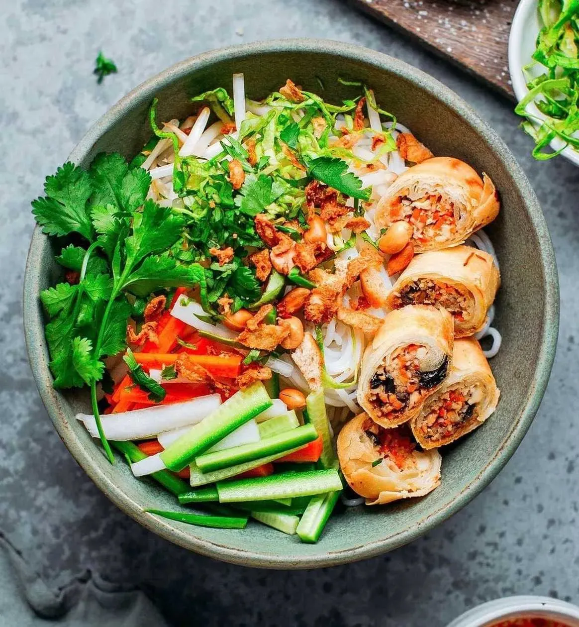 Sałatka z Sajgonkami ( Bún Chả Giò)