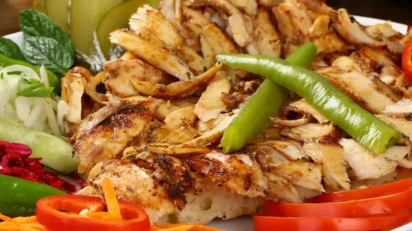 Moon Special Kebab na talerzu