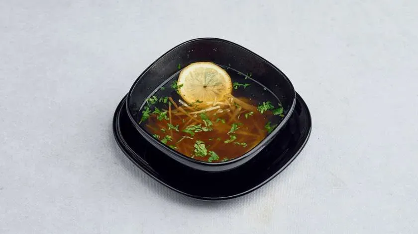 Orientalna tajska zupa z krewetkami