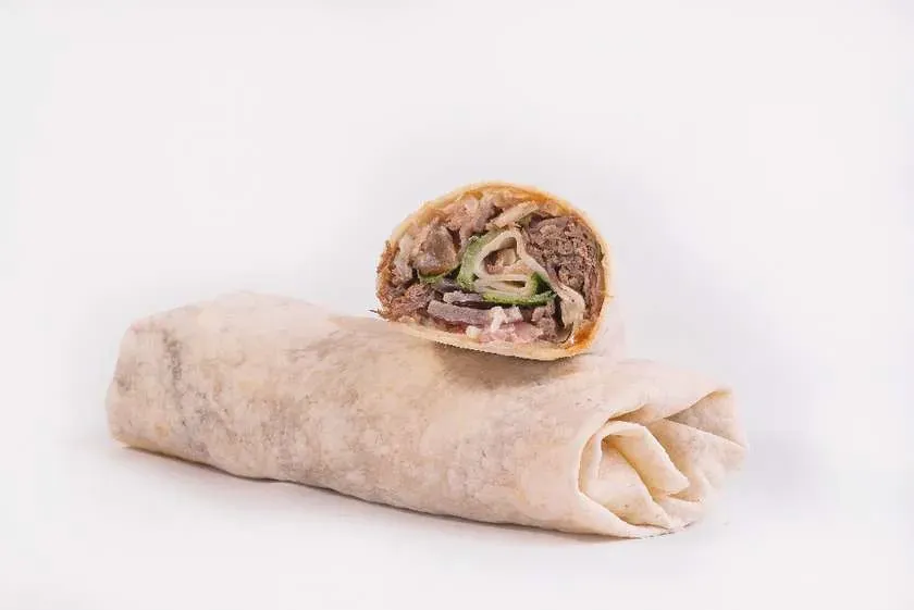 Wrap po azjatycku z szarpaną wołowiną