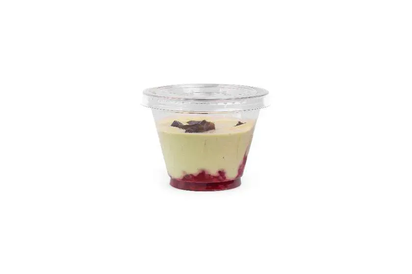 Jogurt matcha z malinami i daktylami