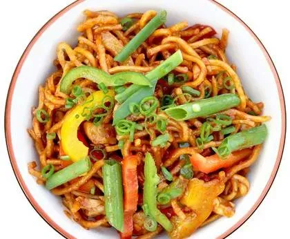 Fried Hakka Noodles with Chicken, Chili and Garlic (350g)