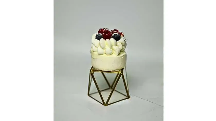 Beza Pavlova z malinami