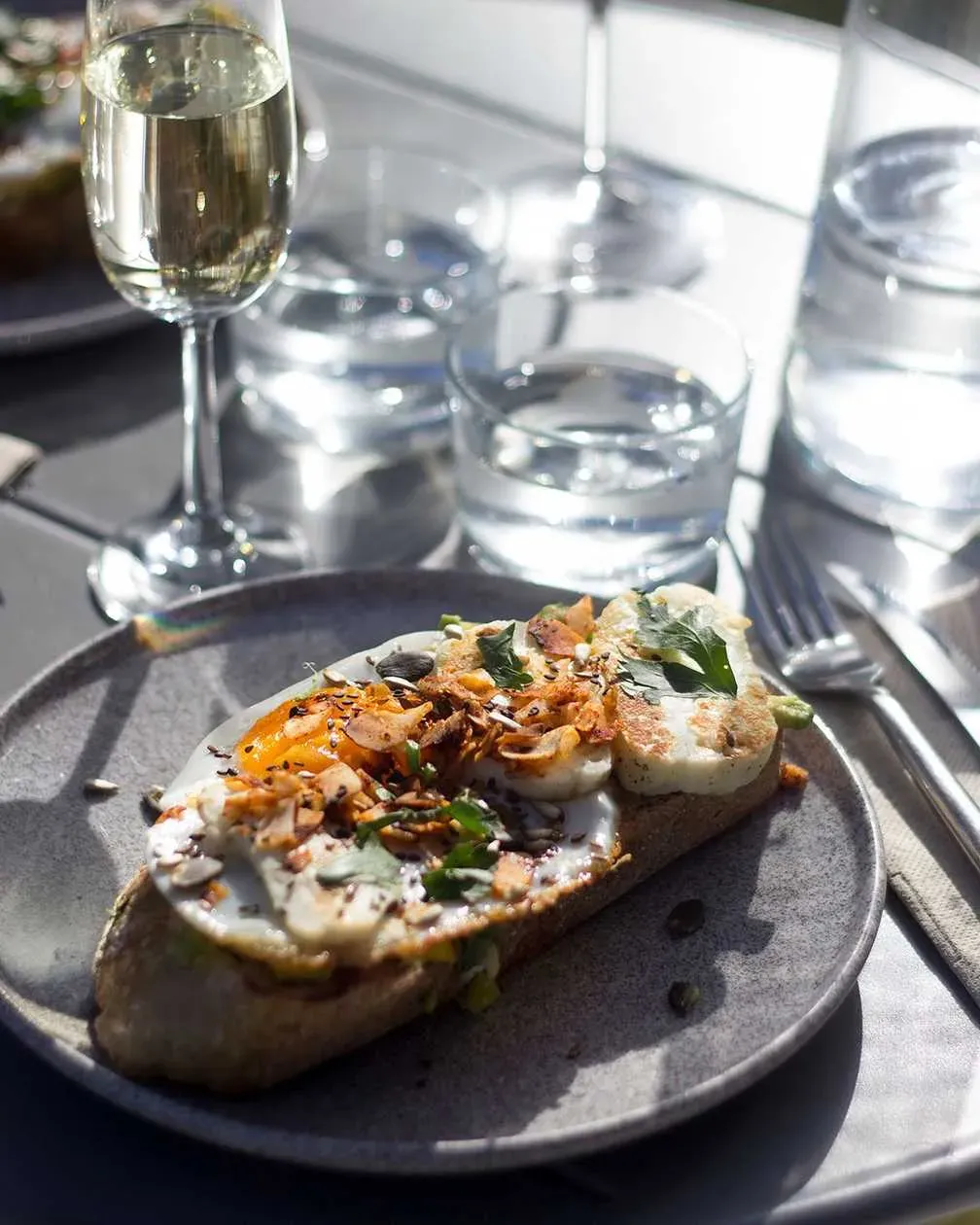 AVOCADO TOAST WITH HALLOUMI CHEESE