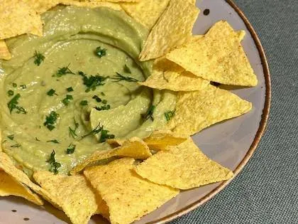 GUAKOMOLE NACHOS