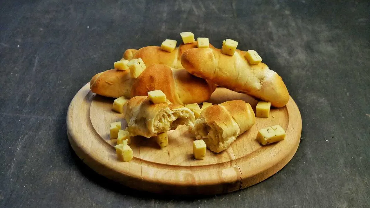 Cheese Rolls + Sauce (4 pieces)