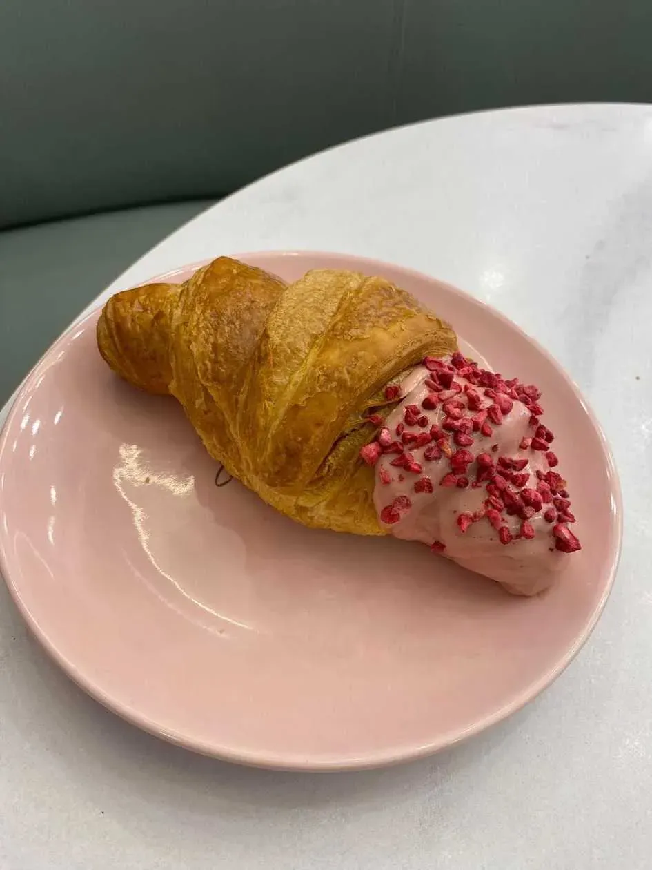 Croissant z kremem waniliowym i musem malinowym