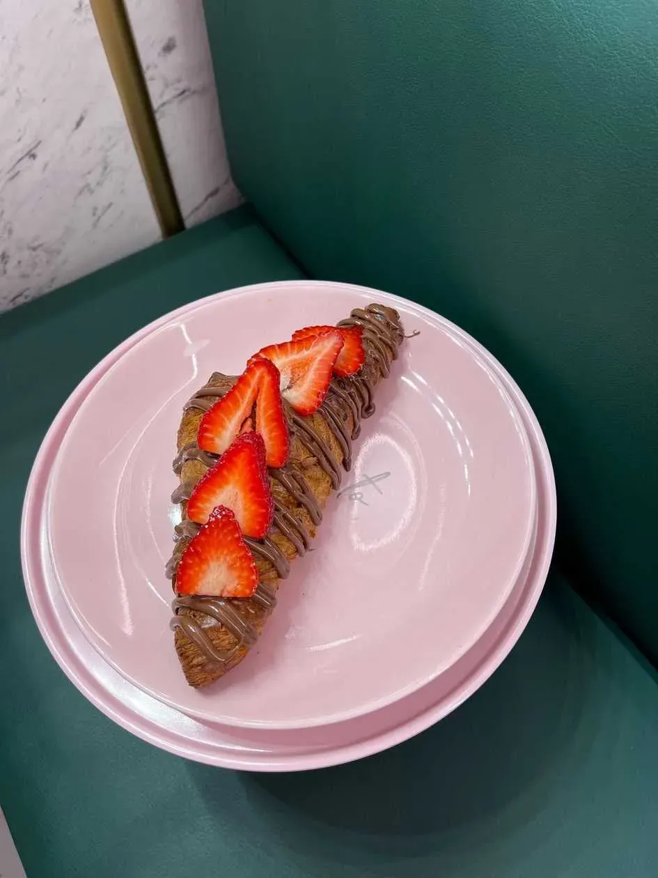Croissant z kremem waniliowym i nutellą