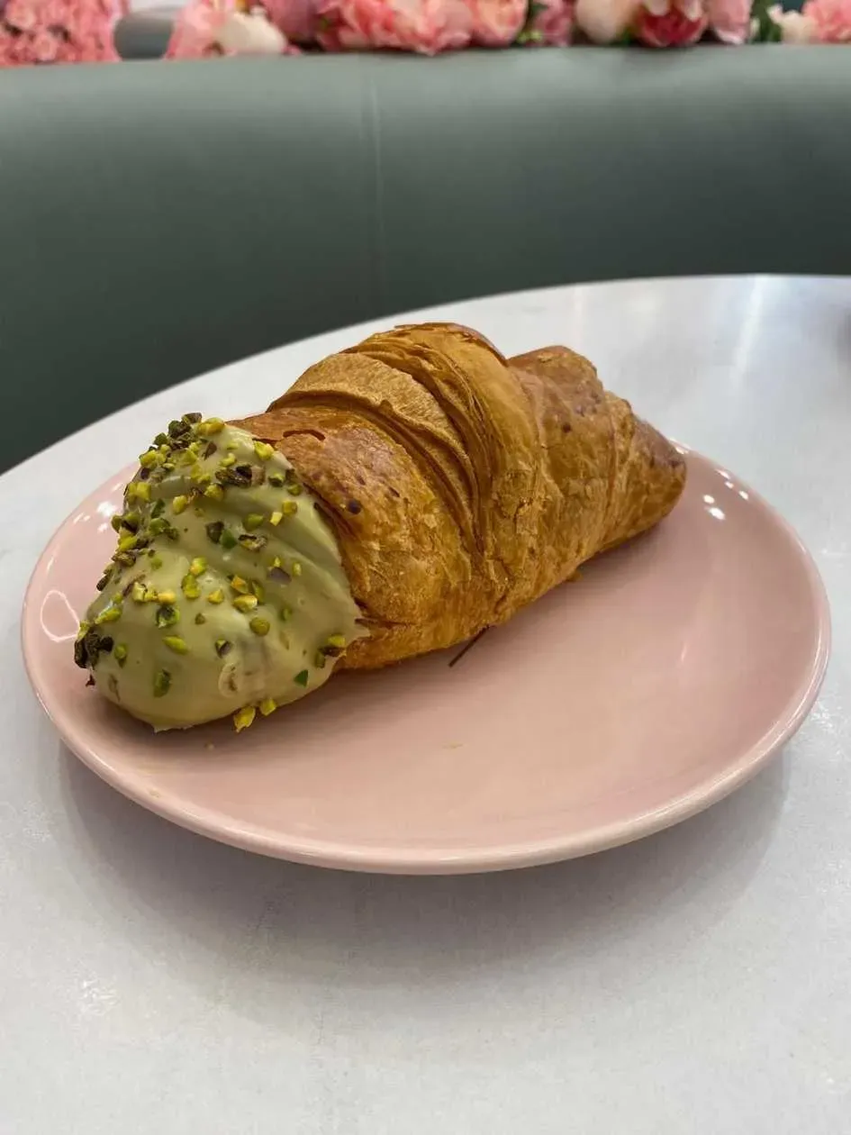 Croissant z kremem waniliowym i pistacjowym