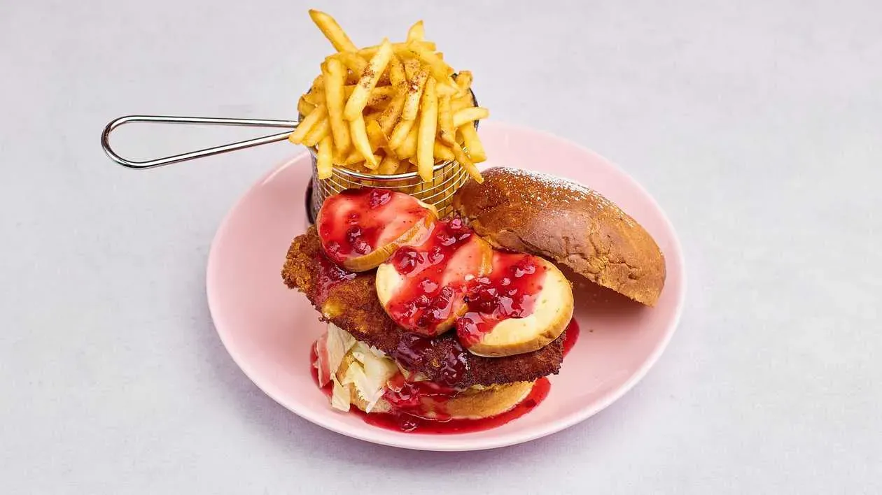 Burger z oscypkiem i żurawiną