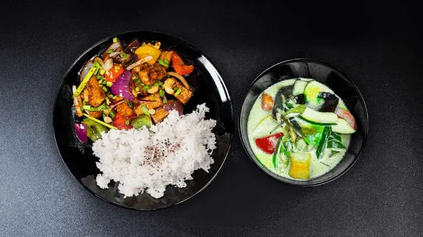 Tofu Tom Kha & Kurczak z orzechami nerkowca & ryż