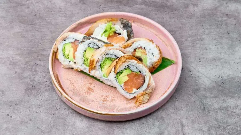 Uramaki Łosoś owniniety wegorzem