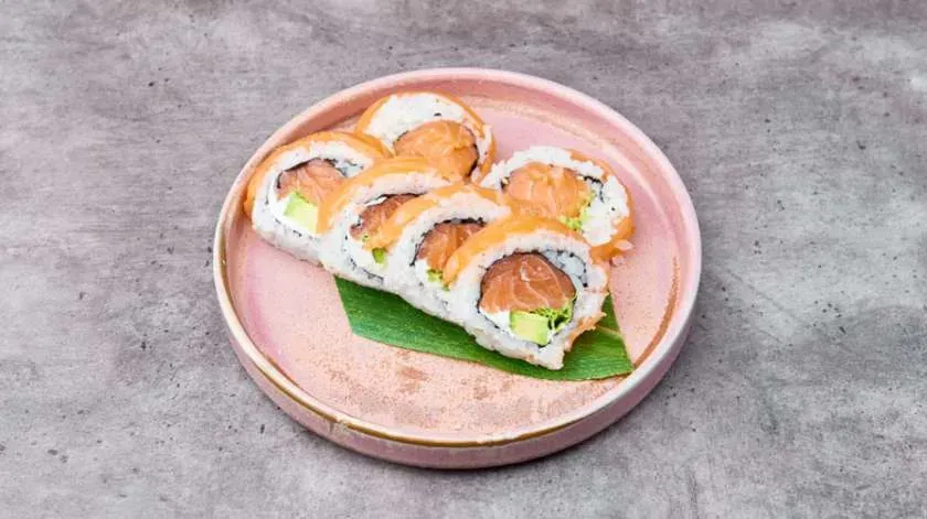 Uramaki Gold z łososiem